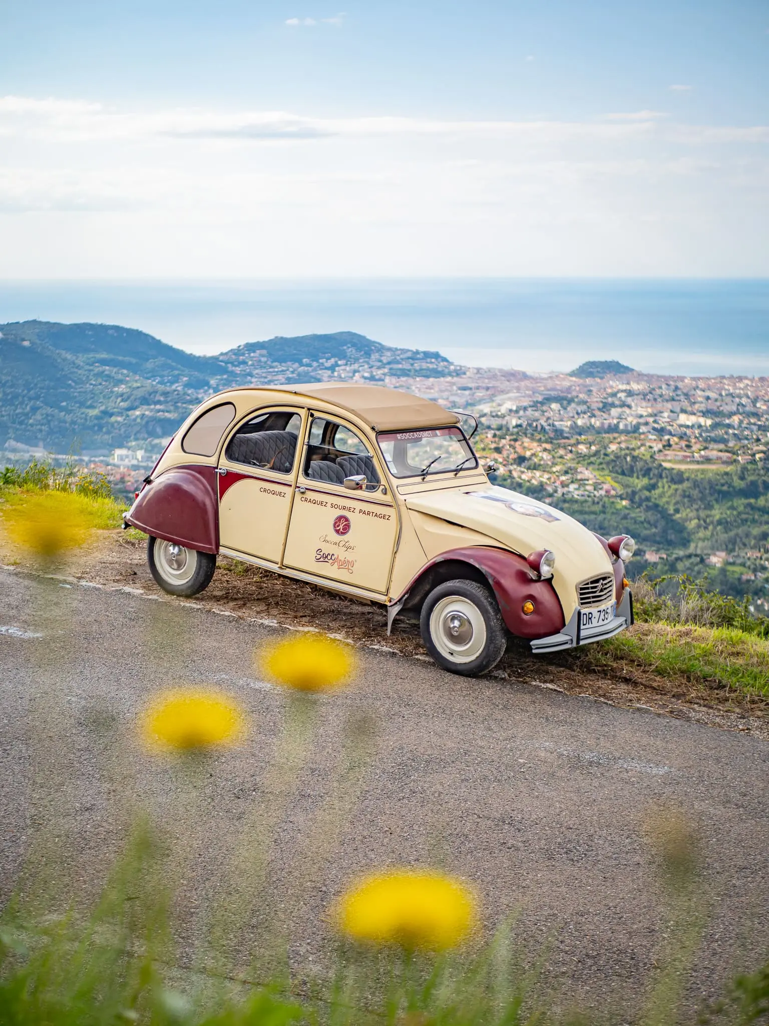 La 2CV stationnée au Mont Chauve, sur les collines de Nice, offrant une vue panoramique sur la ville, capturée par Thibault Rigourd.</p>
<p>