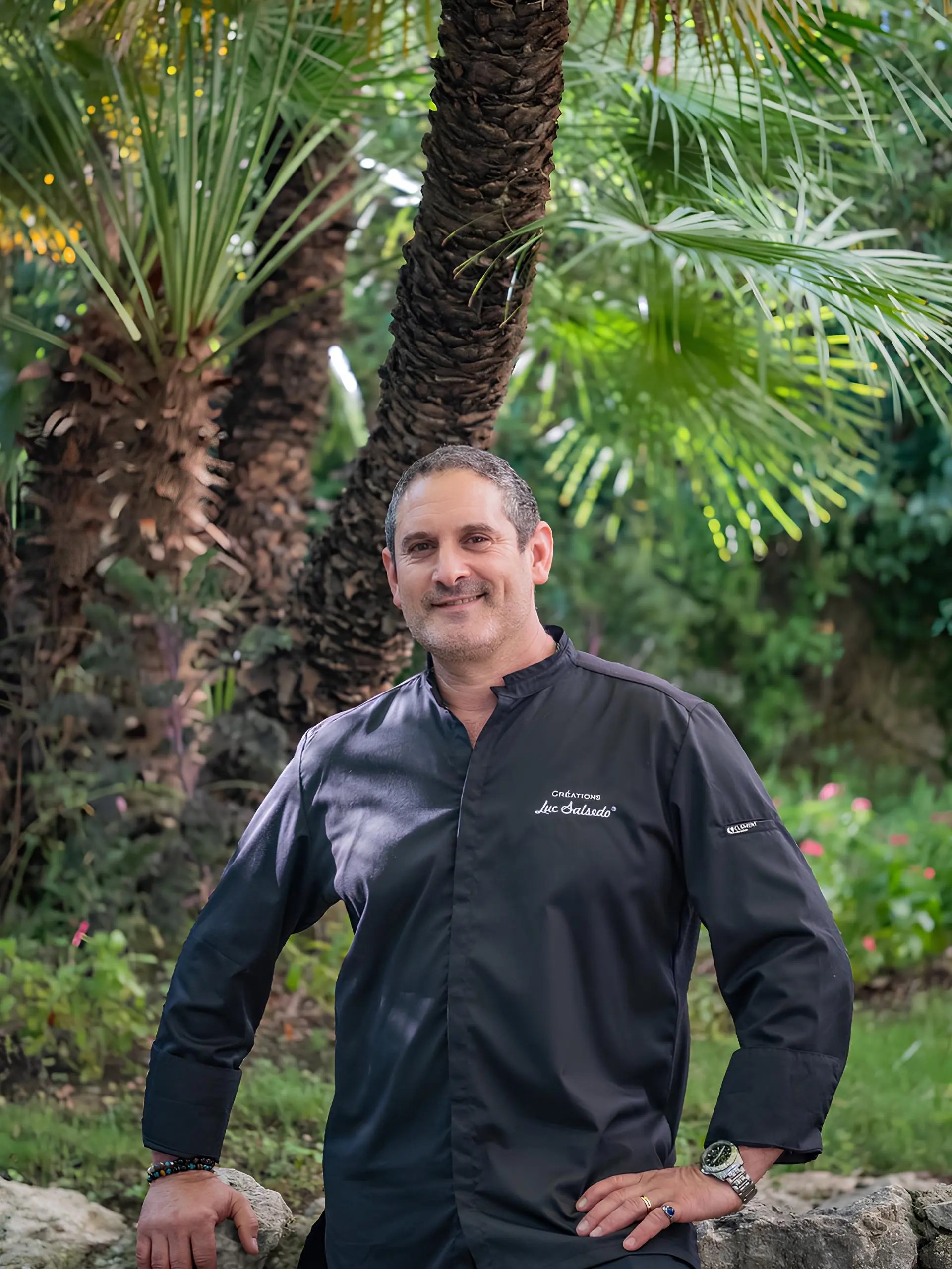 Portrait du chef Luc Salsedo au jardin des Arènes de Cimiez, capturé par Thibault Rigourd.