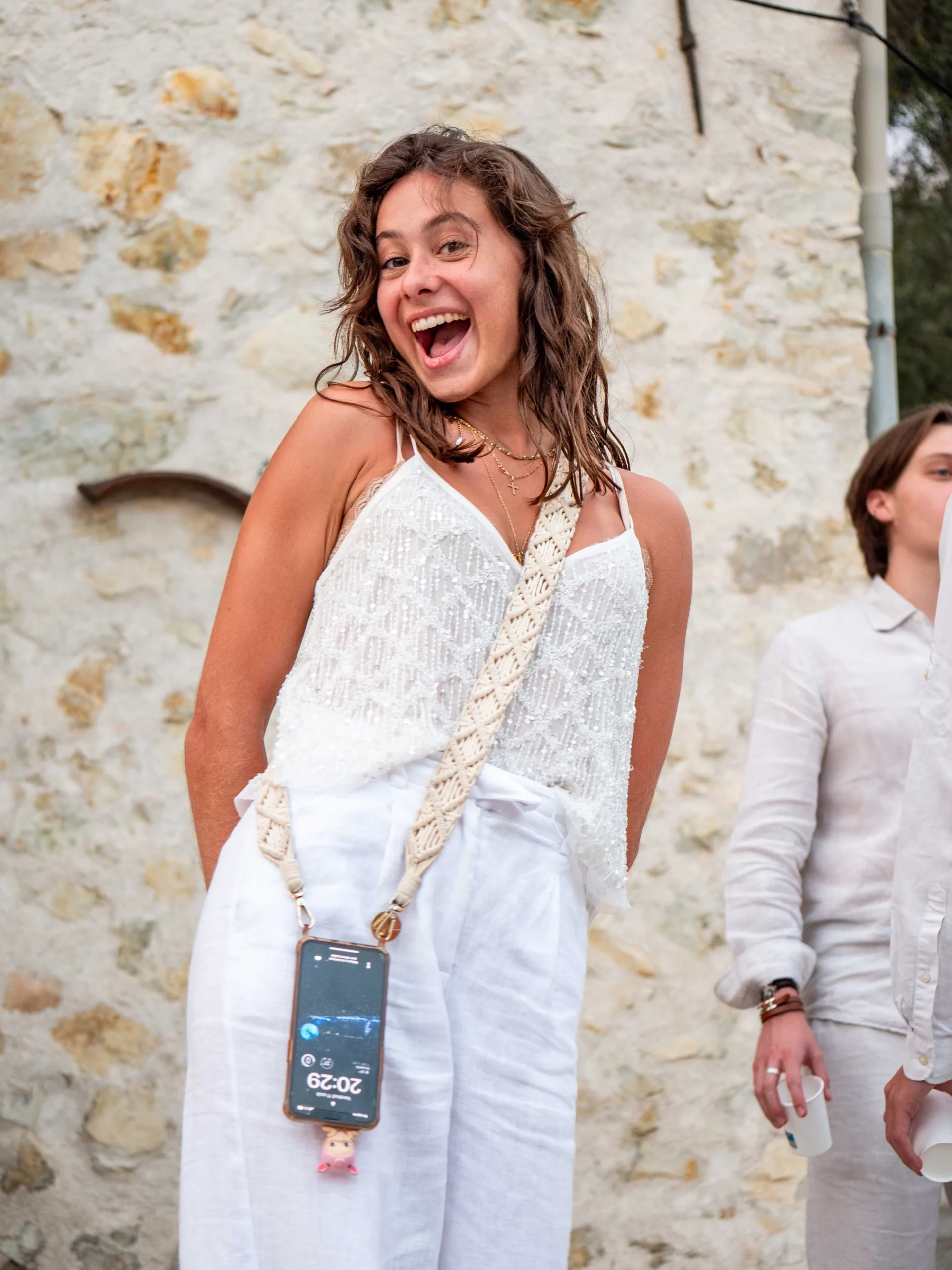 Julie, une invitée de l'anniversaire d'Émile Gasiglia, faisant un grand sourire à la caméra, capturée par Thibault Rigourd.