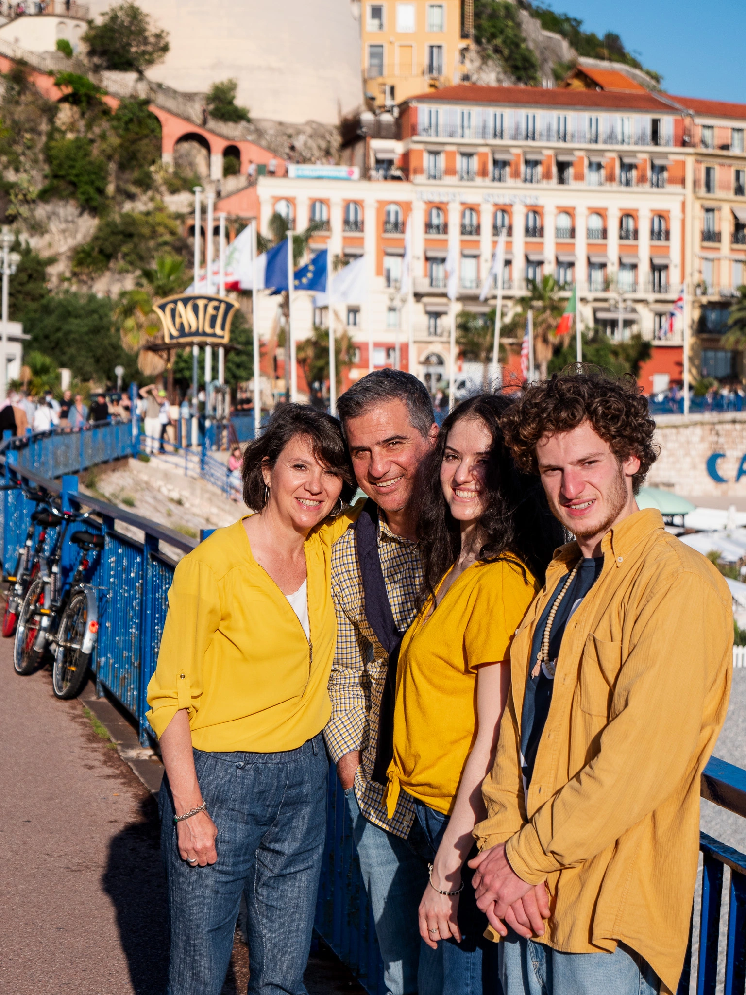 Une photo de famille capturée sur la Promenade des Anglais lors d'une prestation réalisée par Thibault Rigourd.