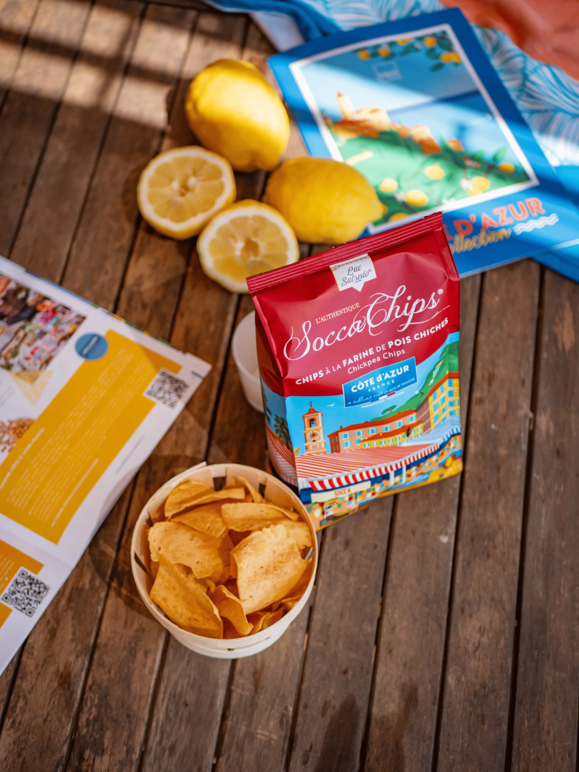 Paquet de Socca Chips édition limitée 2024 en collaboration avec Côte d’Azur France, capturé lors d’un shooting photo avec une mise en scène par Thibault Rigourd.</p>
<p>