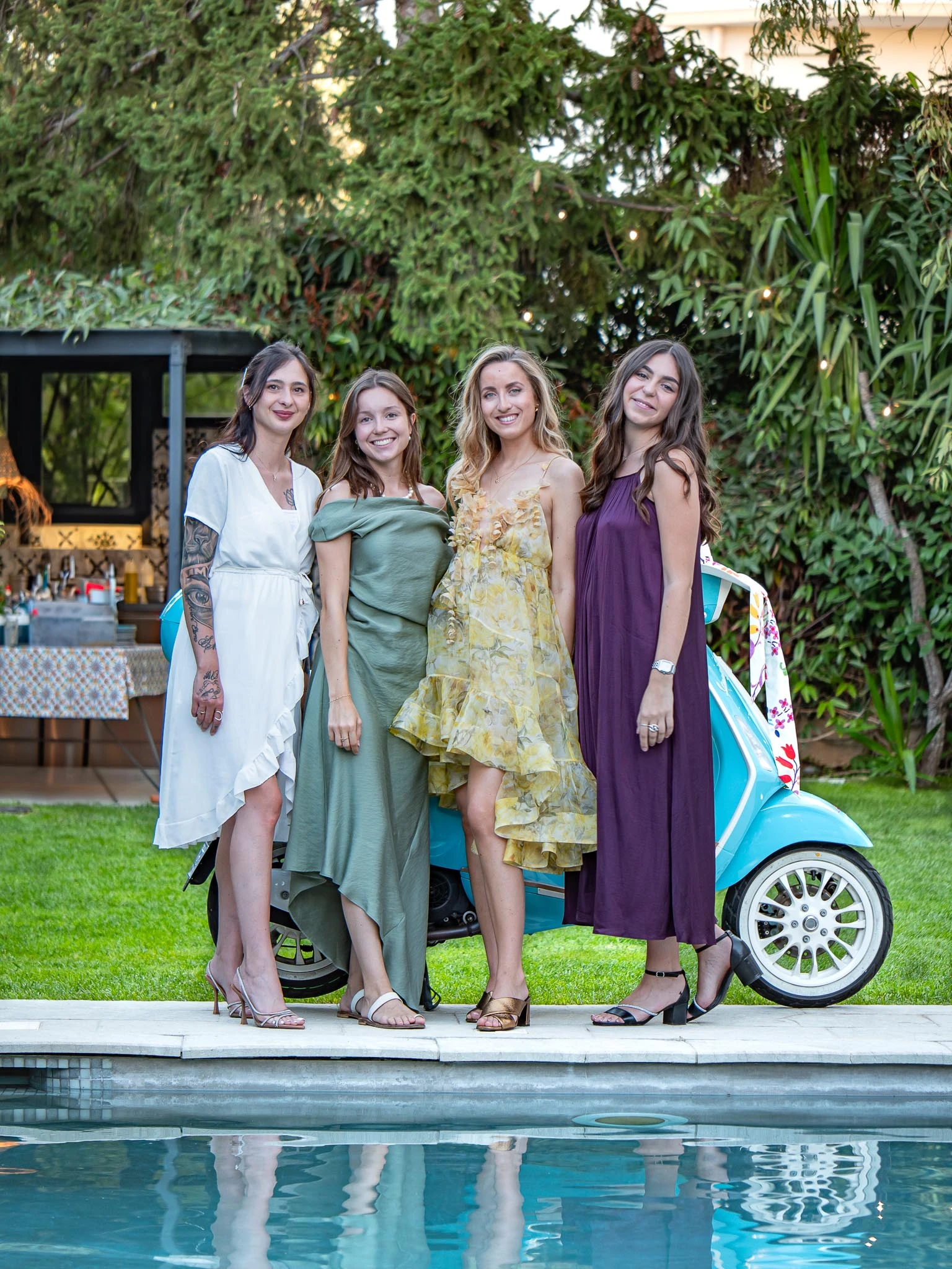 Photo de quatre femmes souriantes lors des fiançailles d’Elena Zuccarelli à Nice, prise par un photographe professionnel.