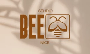 Logo du Studio BEE, salon de tatouage à Nice – identité visuelle sur fond texturé beige